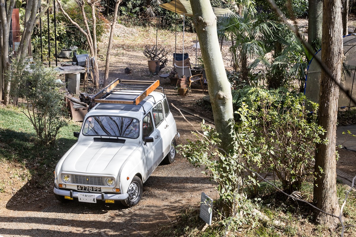 アトリエ前の庭にはテントも張られていた。