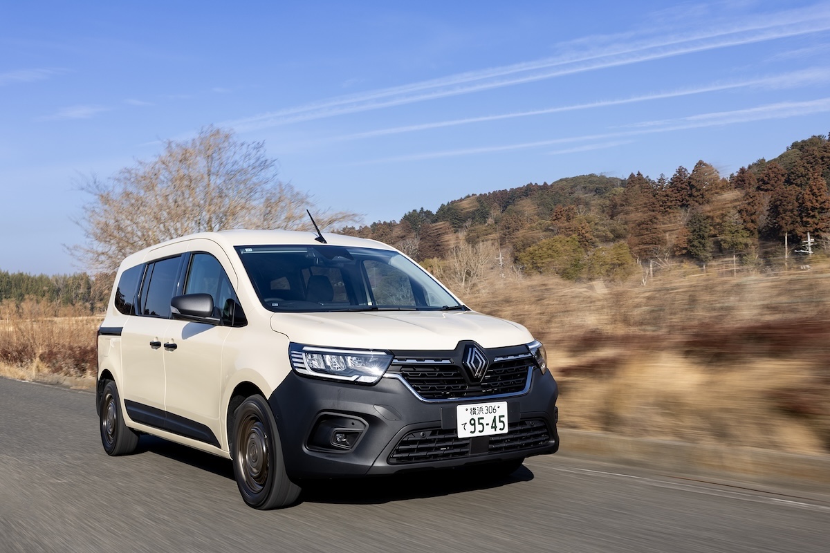 千葉のアトリエを目指しカントリー・ロードを行くルノー・グランカングー。