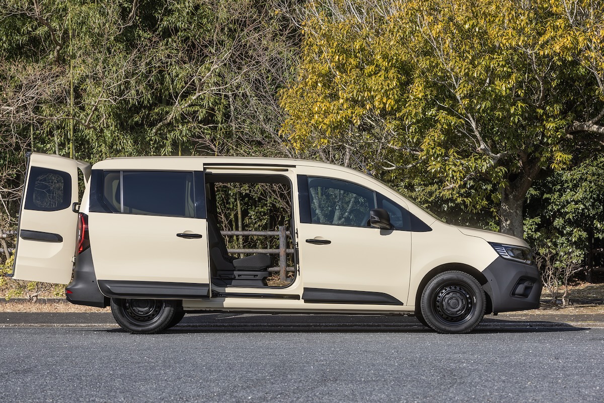 リアのダブルバック・ドアを開けたところ。一体のリア・ハッチに比べスペースを取らないことがよく分かる。