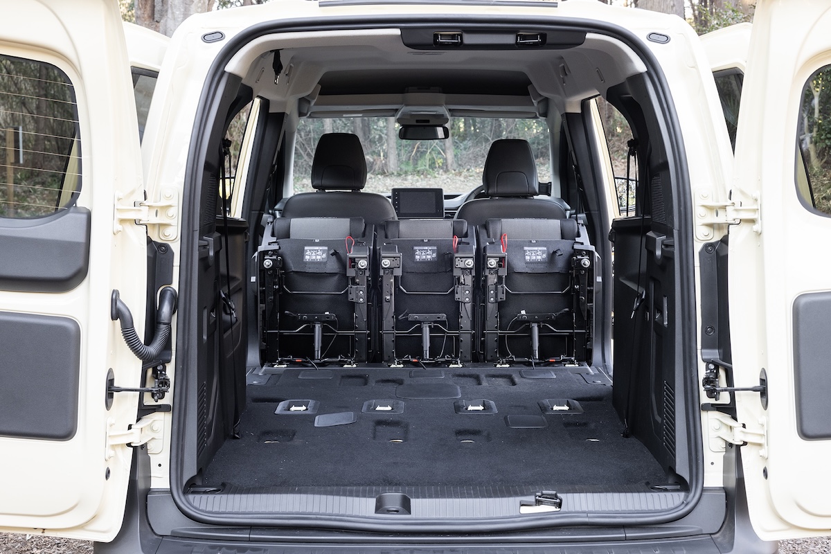 3列目シートを外し、2列目をダブル・フォールドした状態。