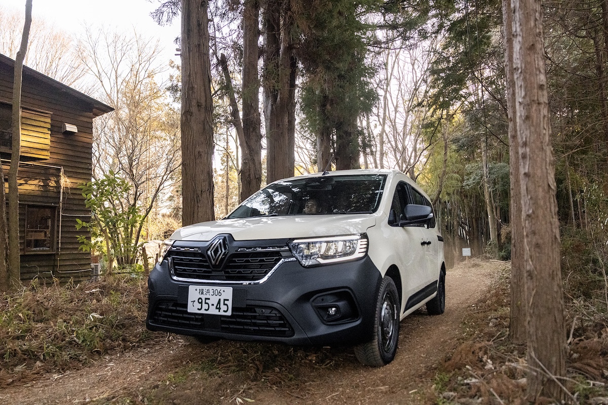 房総の静かな森の入口にあるインテリア・デザイン＆家具制作を行うシイナケイジアトリエにやって来たルノー・グランカングー。