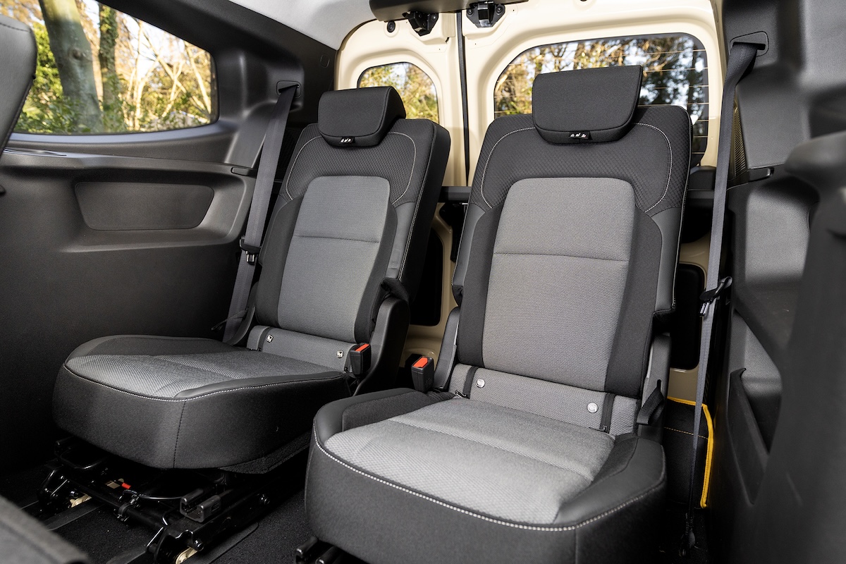 2列目シートを前方に倒してアクセスする3列目シート。大人が座ってもつま先が前の2列目シート下に入れられる上、なかなか開放感もある。