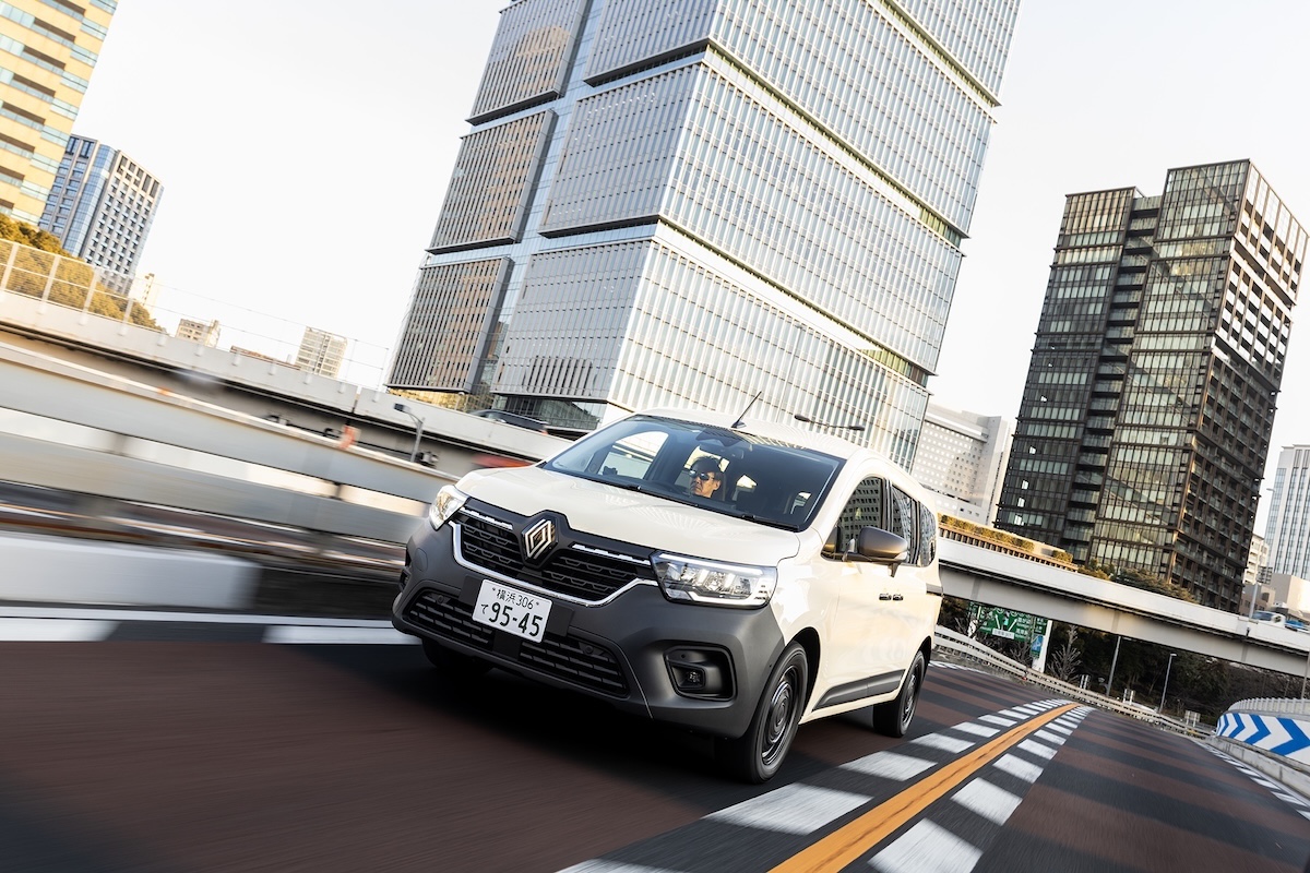 ブラックのルーフ・レール（レールの一部を90度回転させクロス・バーとしても使用可）はオプション設定。