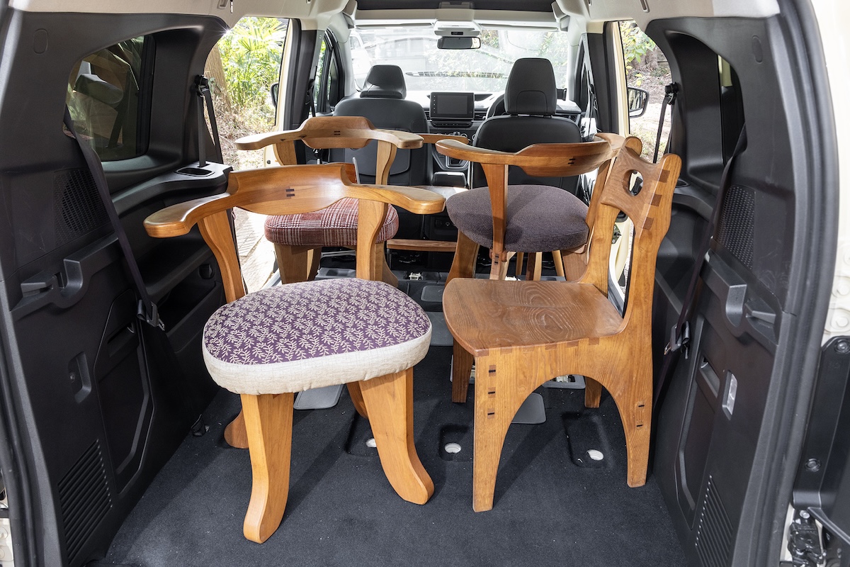 柔らかなラインの手触りのとてもよい椎名さんの手がけた椅子たち。