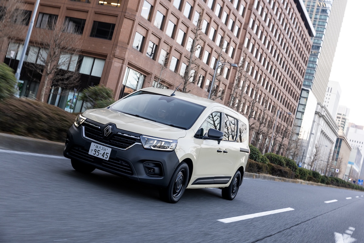 前後バンパーだけでなく、ドア・ミラーやドア・ハンドル、車体横のプロテクション・モール、スライド・レールのガーニッシュもグランカングーはすべて黒で統一。