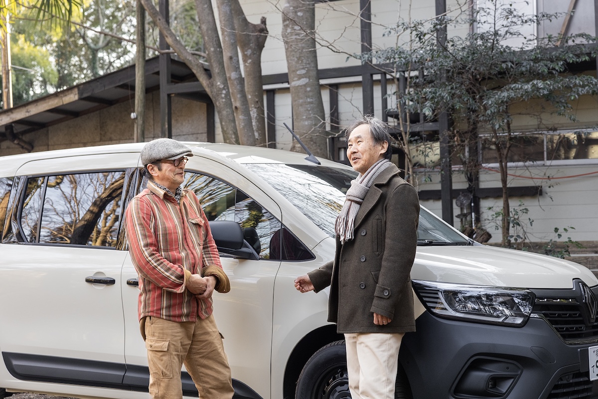 アトリエの向かいにある大きな工房前にて。