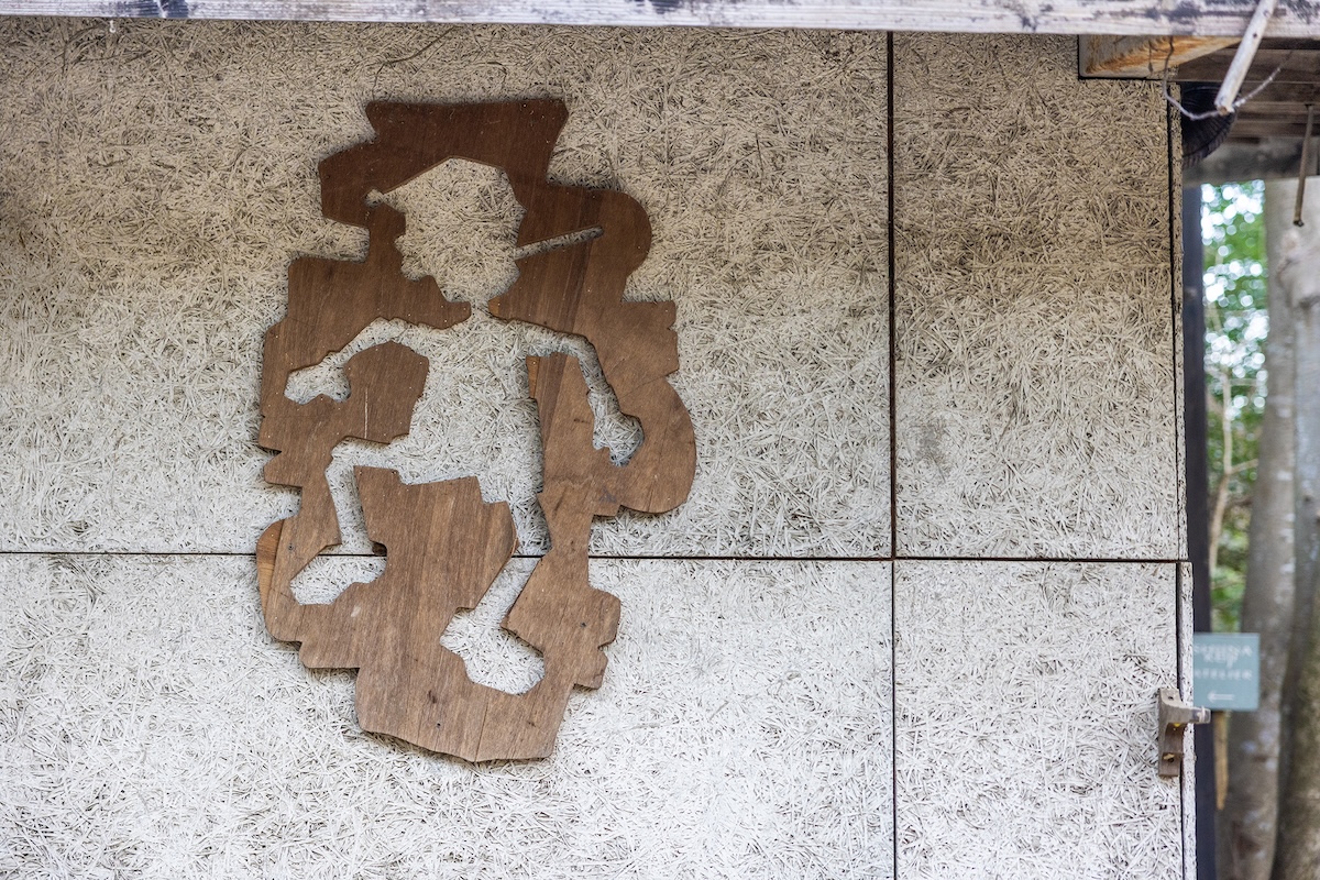 工房に飾られた看板はピノキオのイメージ。