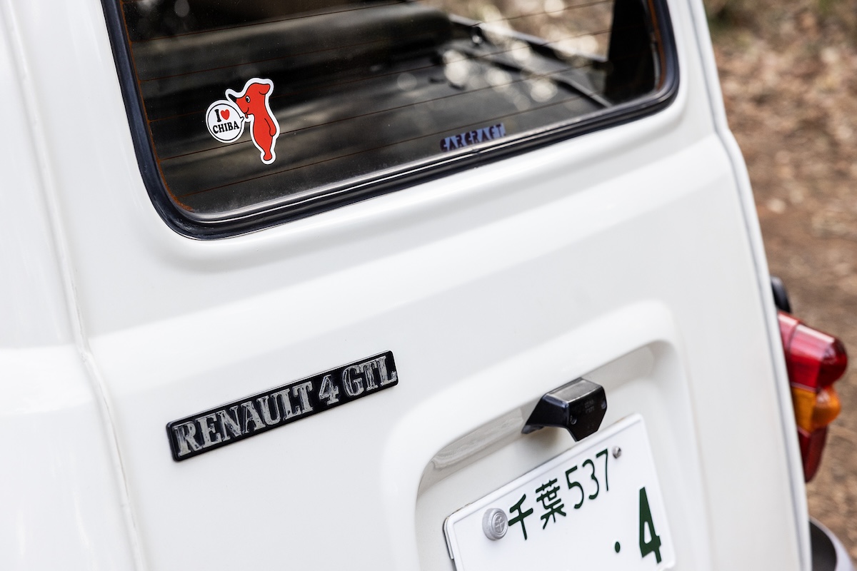 椎名さんの4（キャトル）は1988年型のGTL。リア・ガラスには主治医やチーバくんのステッカーが貼られていた。