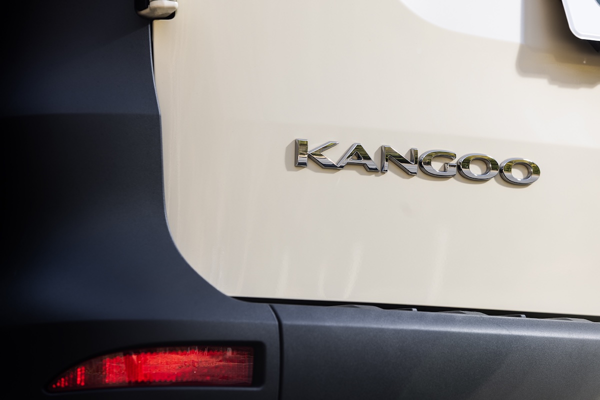 “KANGOO”のエンブレムは標準ボディのカングーでもロング・ボディのグラン カングーでも共通。