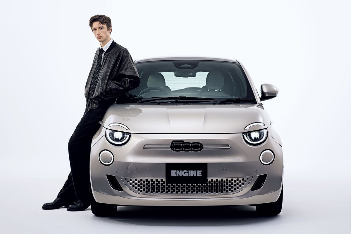 レザージャケット231万円、シャツ9万7900円、タイ4万4000円、トラウザーズ26万4000円、シューズ20万1300円(ジョルジオ アルマーニ/ジョルジオ アルマーニ ジャパンTel.03-6274-7070)