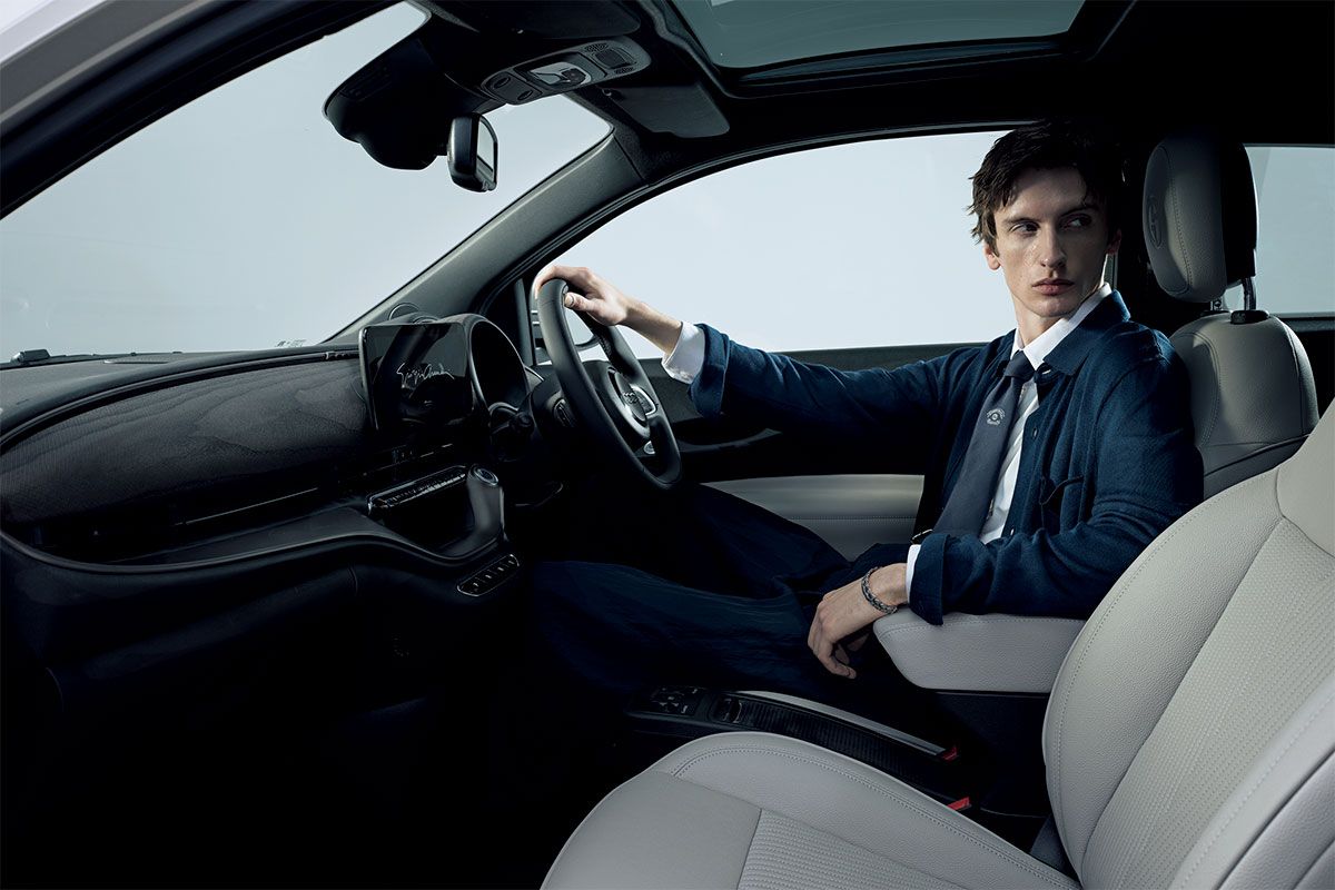 ニットシャツ44万円、シャツ10万4500円、タイ4万4000円、トラウザーズ28万6000円、バングル18万4800円(ジョルジオ アルマーニ/ジョルジオ アルマーニ ジャパン Tel.03-6274-7070)