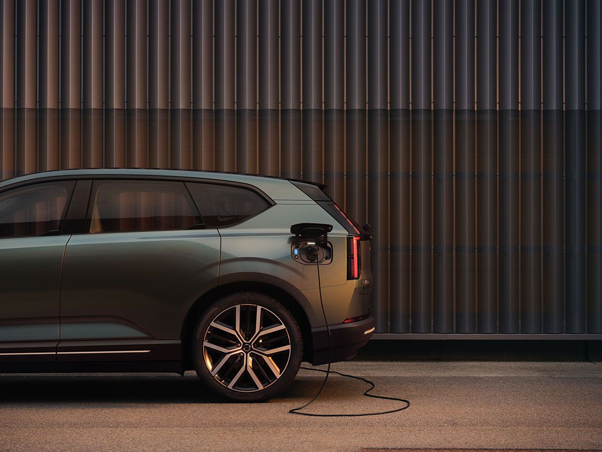 バッテリーの実質容量には80kWh、91kWh、112kWhの3タイプがあり、最高出力は順に374ps、510ps、680psを発揮。駆動方式は80kWhがRWDで、91kWhと112kWhはAWDとなる。