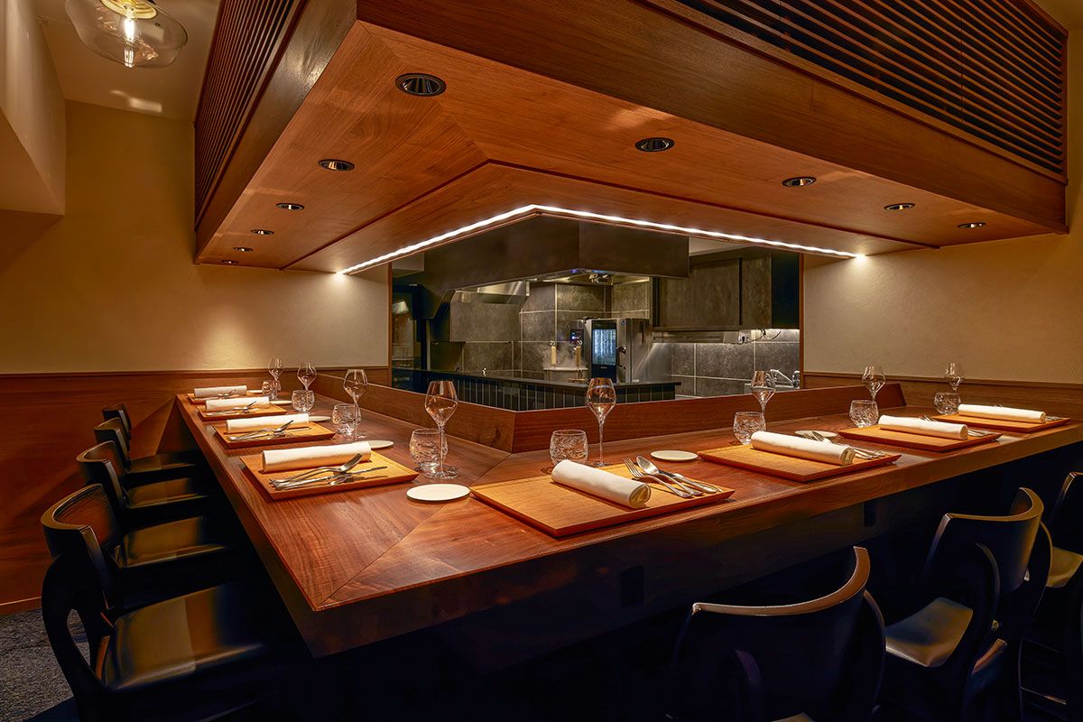 店内はカウンター8席。2025年9月オープン。