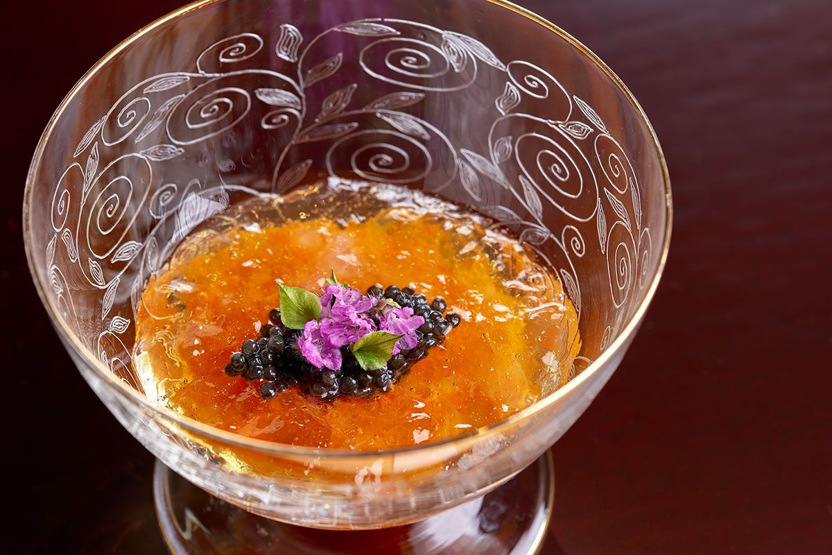 「のれそれの雲丹和え」。雲丹と卵黄を和えたのれそれの上に土佐酢ジュレをかけ、キャビアと花穂をのせた箸休め。コクと酸味、塩味のバランスが見事で、口当たりのよい一品。