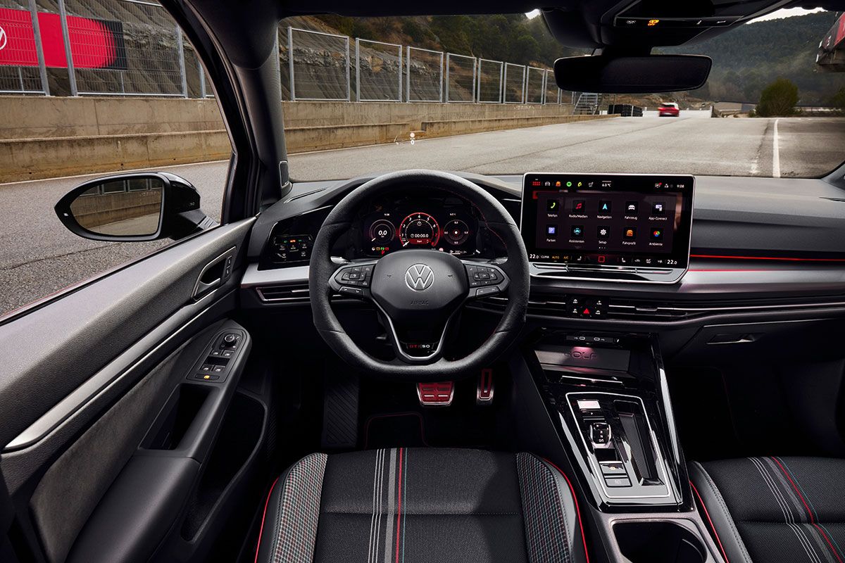 室内は専用の“Clark GTI 50”シートを核に、新しいチェック柄、赤いシートベルト、“GTI50”ロゴ入りステアリングなどで特別感を演出。