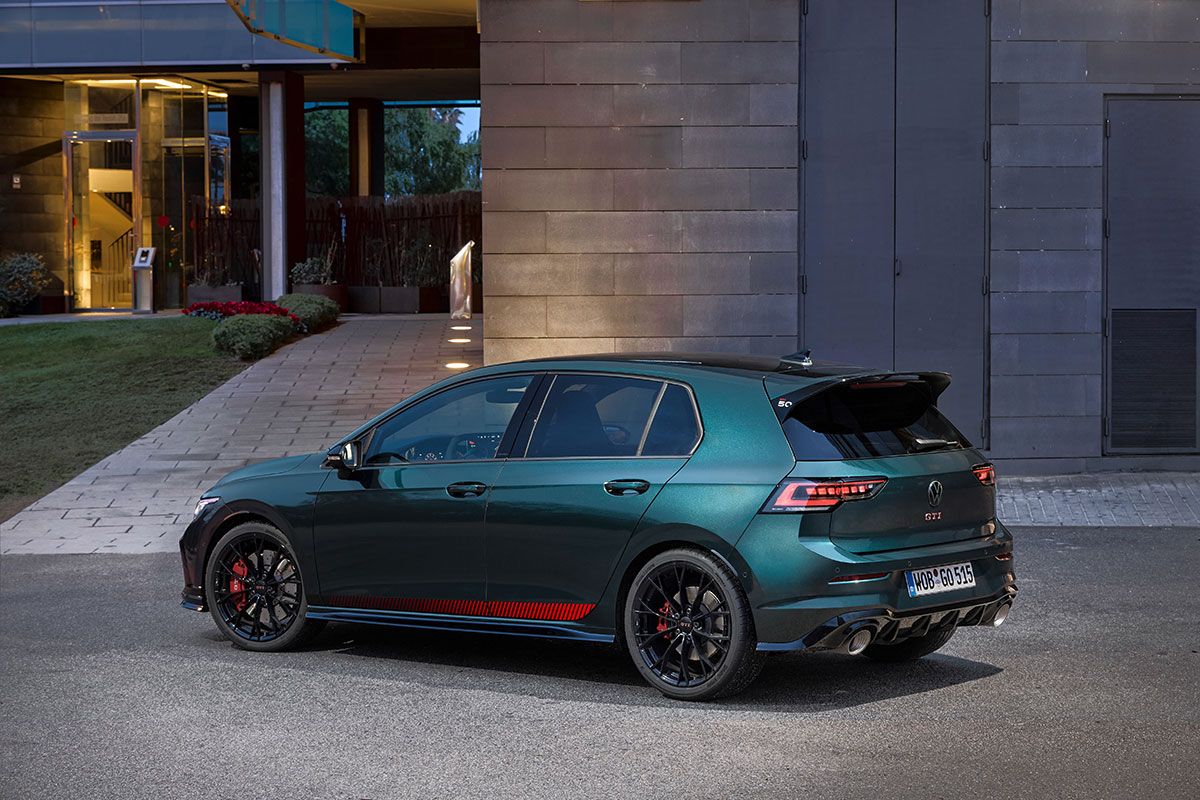 伝統と現代性が緻密に融合した50周年記念モデルだ。