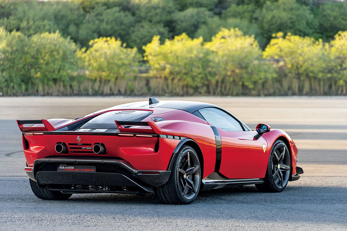 アセット・フィオラノでは、ノーマル仕様のツインテールがツインウイングに換装される。また、足も強化され、ダンパーはマルチマティック社製の一発決めのものとなる。その他、フロントやアンダーボディの空力パーツにも変更が施され、車速250km /hで415kgのダウンフォースを発生するという。この日のサーキット用試乗車はチタン製ホイールにミシュラン・パイロットスポーツ・カップ2の専用タイヤを履いていた。公道用のノーマル仕様は、ピレリPゼロRだった。