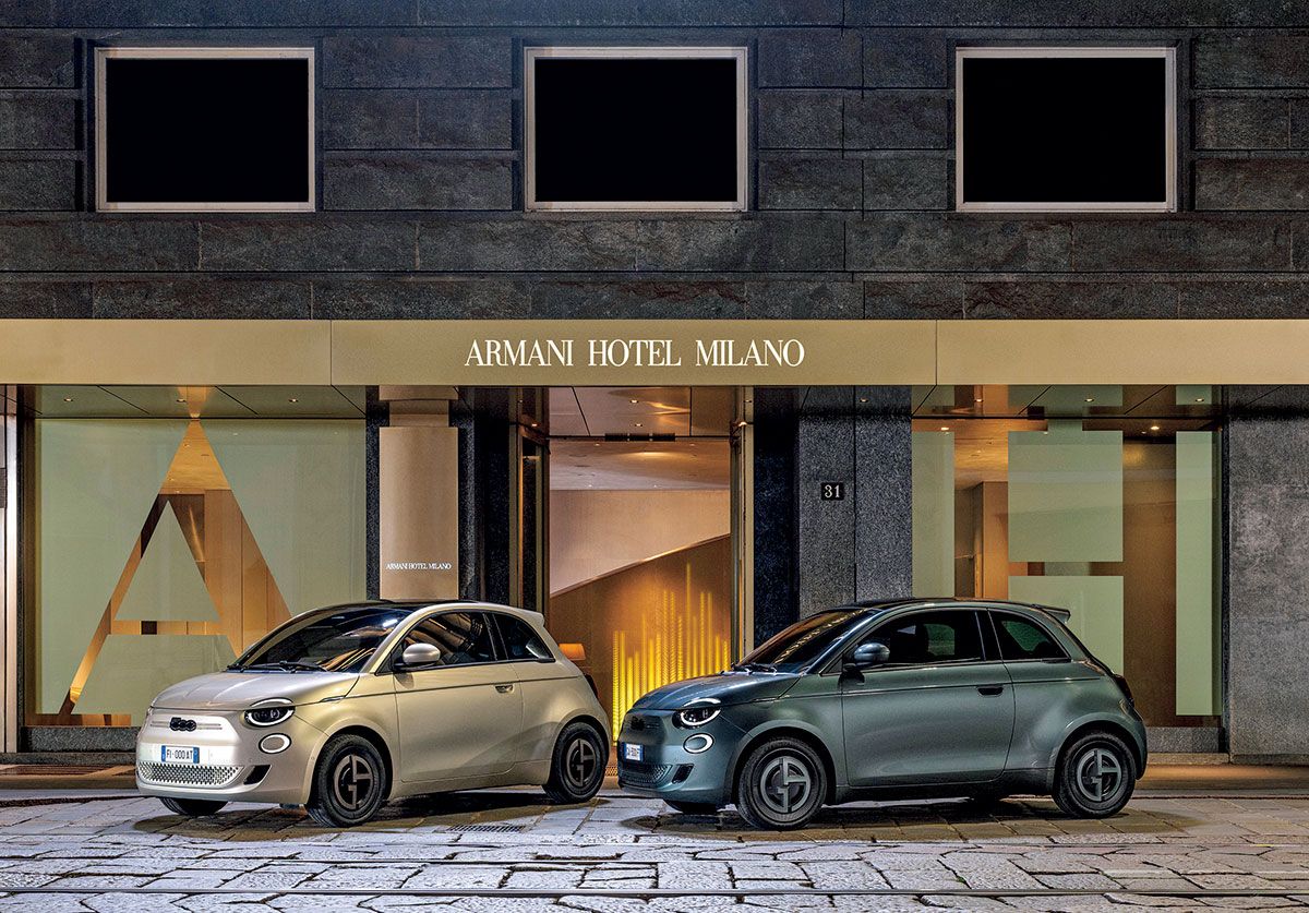 ジョルジオ アルマーニ コレクターズ エディションのボディカラーには、右のダークグリーンメタリックのほかにエレガントで個性的な色合いのセラミックグレージュもある。