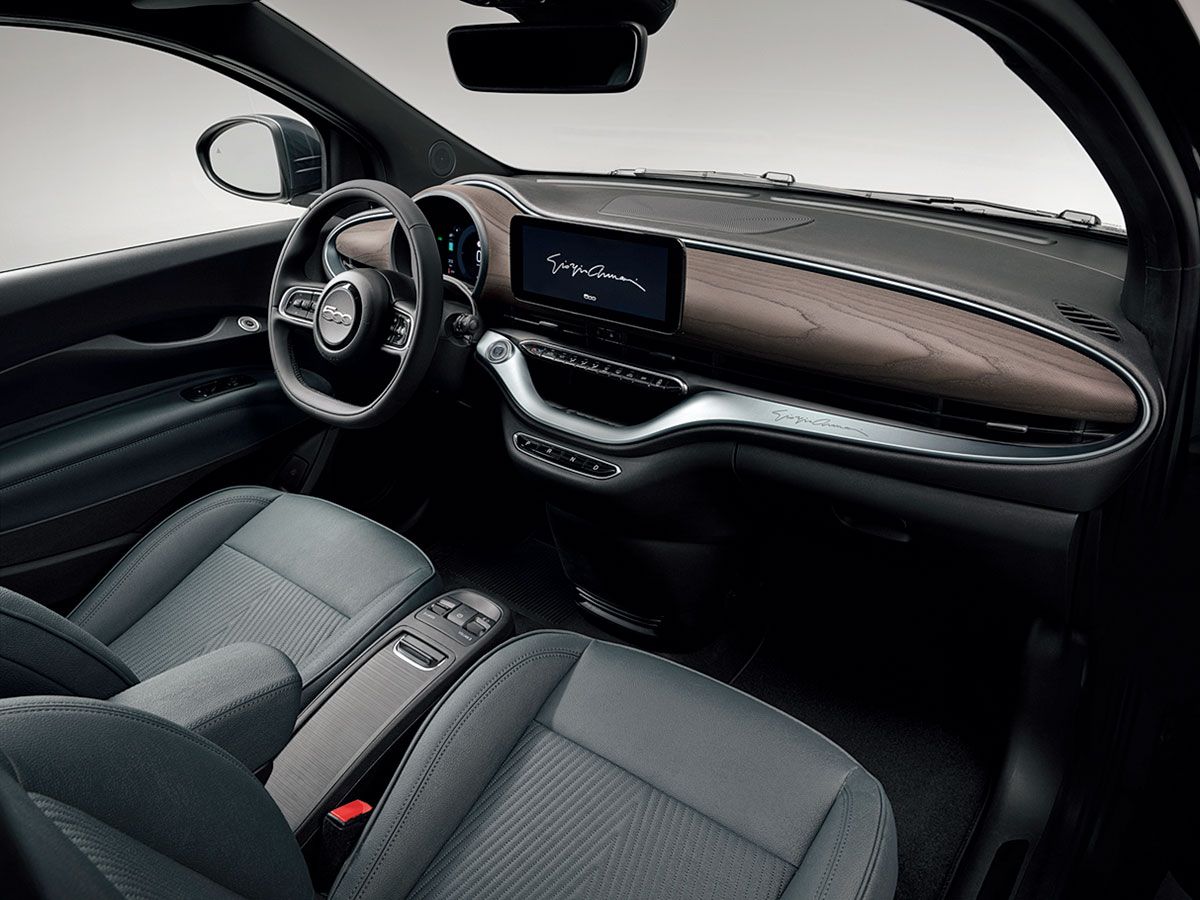 写真はダークグリーンメタリックのボディカラーの室内。