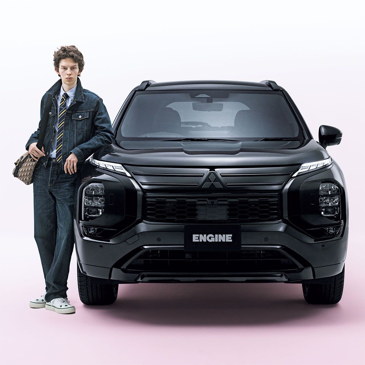 デニムジャケット30万円、シャツ14万円、デニムパンツ17万円、タイ4万3000円、バッグ55万円、スニーカー15万円(ディオール/クリスチャン ディオールTel.0120-02-1947)