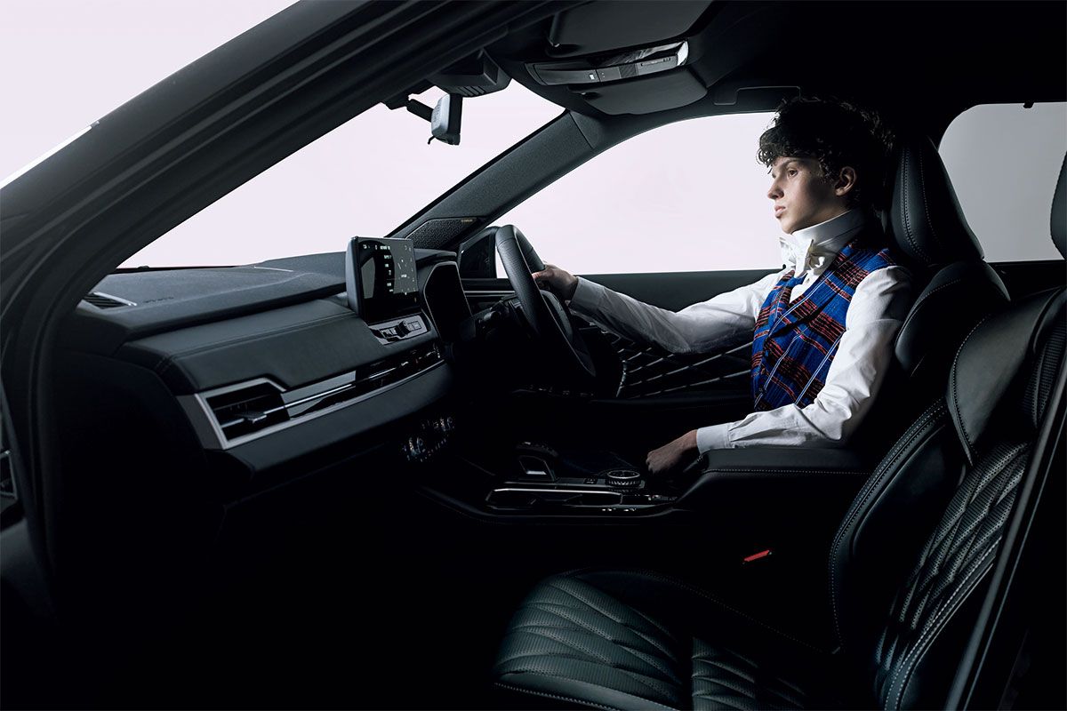 ベスト80万円、シャツ11万5000円、デニムパンツ36万円、ネックバンド13万5000円(ディオール/問い合わせ=クリスチャンディオール Tel.0120-02-1947)