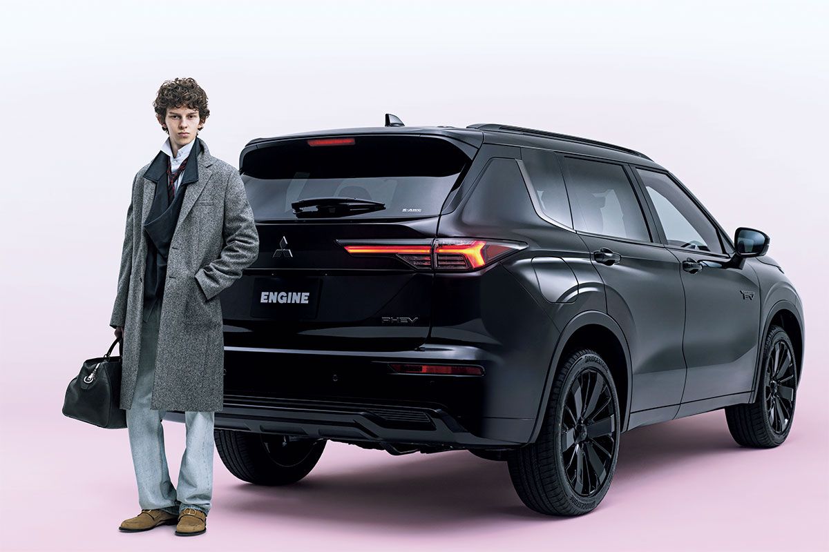 コート55万円、スウェットシャツ28万円、シャツ14万円、デニムパンツ参考商品、タイ4万3000円、バッグ105万円、シューズ18万円(ディオール/問い合わせ=クリスチャン ディオール Tel.0120-02-1947)