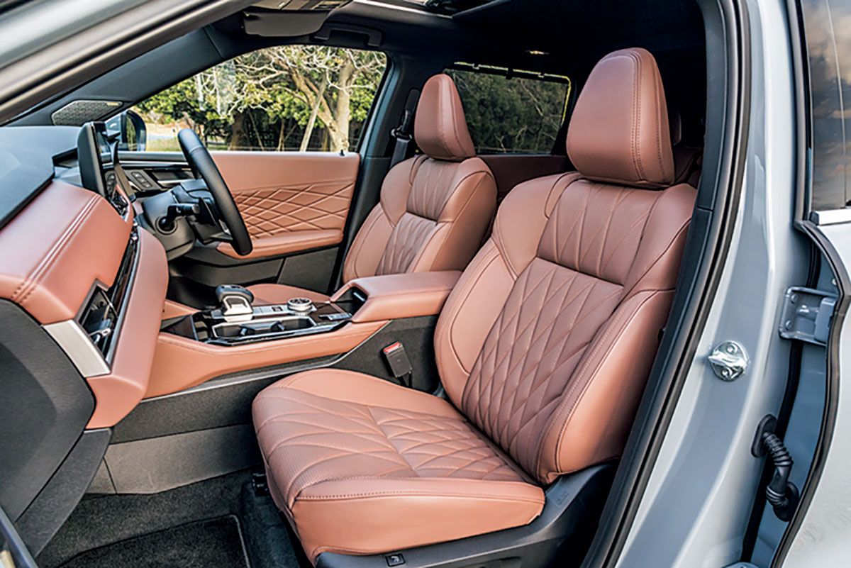シートはダイヤモンド・ステッチ入り。ヒーター&ベンチレーション機能を備える。クリーンでスッキリした印象のインテリア。ダッシュボード中央に12.3インチのモニターを備える。