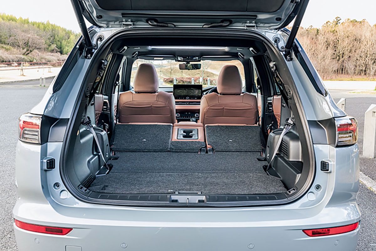 開口部が広く使い勝手のいい荷室。5名乗車時でもゴルフバッグ4個(スーツケースなら3個)を収納することができる。
