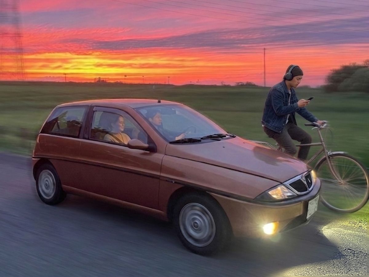 これまでは良かったが、4/1からの道路交通法改正で自転車が追い越せなくなる？（写真は合成です）
