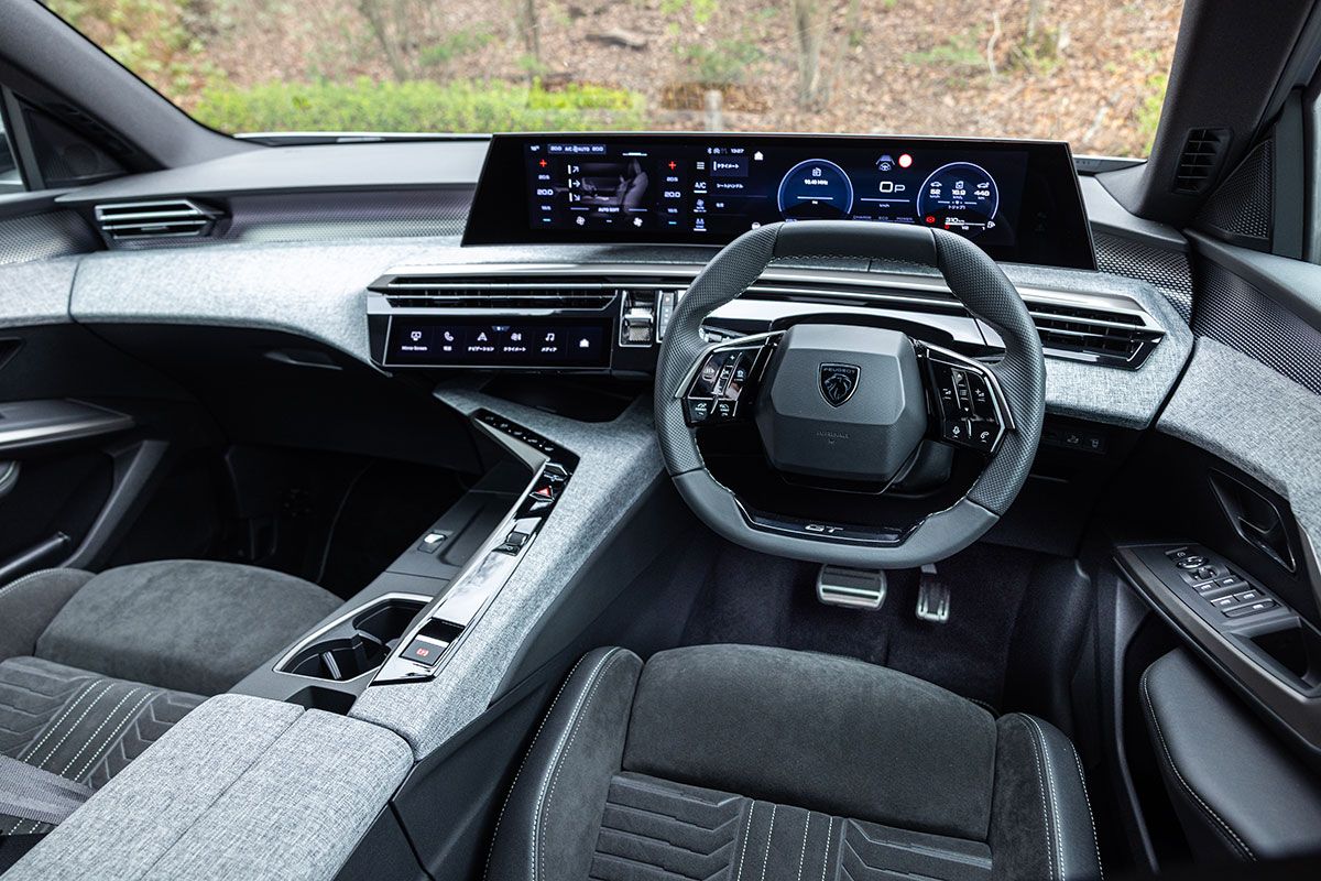 巨大で浮いているように見える液晶、小径ステアリング、左右非対称コンソールなど未来感溢れる室内。