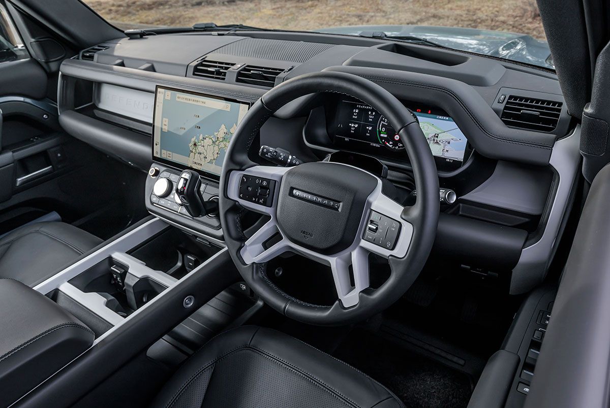 水平基調のインパネ中央には大型タッチスクリーンを配置し、直感的な操作性を実現。