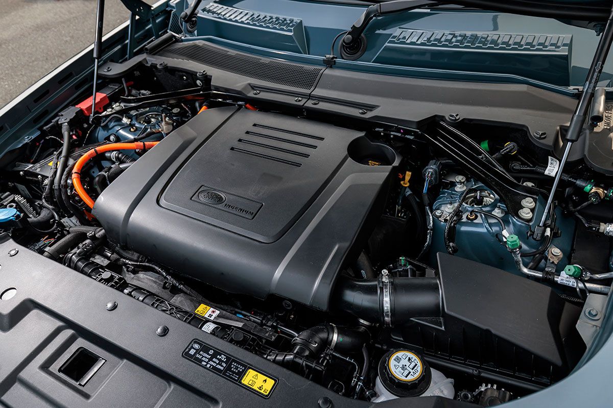 2リッター直4ターボに105kWのモーターを組み合わせたディフェンダー初のPHEV。