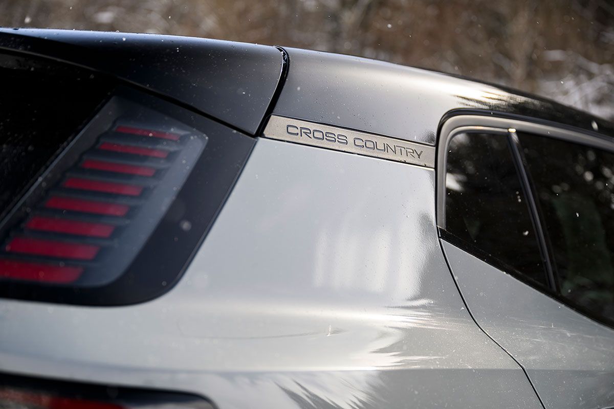 CピラーにはCROSS COUNTRYのロゴが入っている。