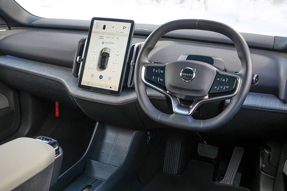 通常のEX30と同じく、ステアリング・ホイールの前にはスピード・メーターさえなく、クルマの様々な操作や情報確認は、ダッシュボードの前に配置された縦型の液晶画面で行う。