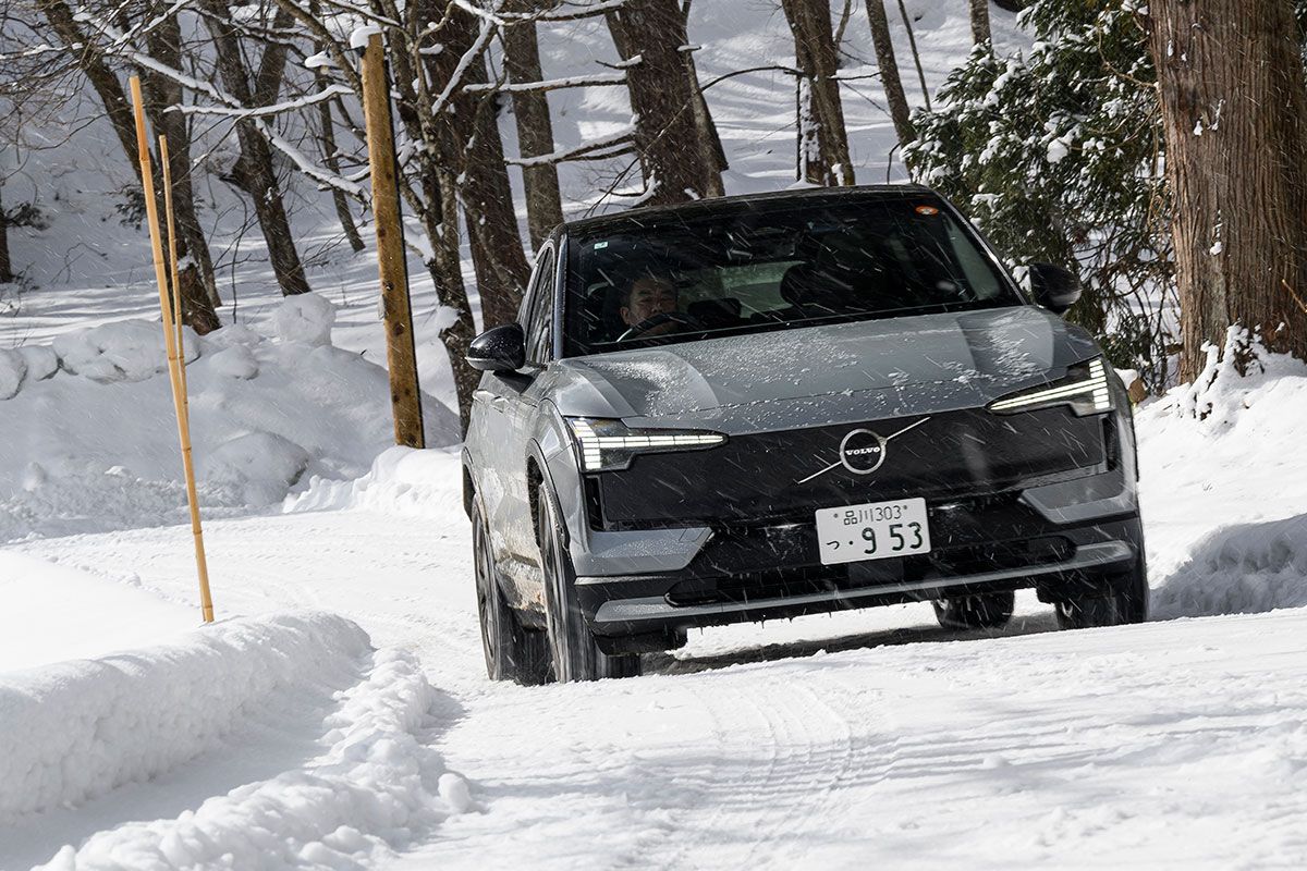 試乗車のスタッドレスタイヤは同じく北欧フィンランドのメーカーのノキアン・ハッカペリッタ R3 SUVを履いていた。