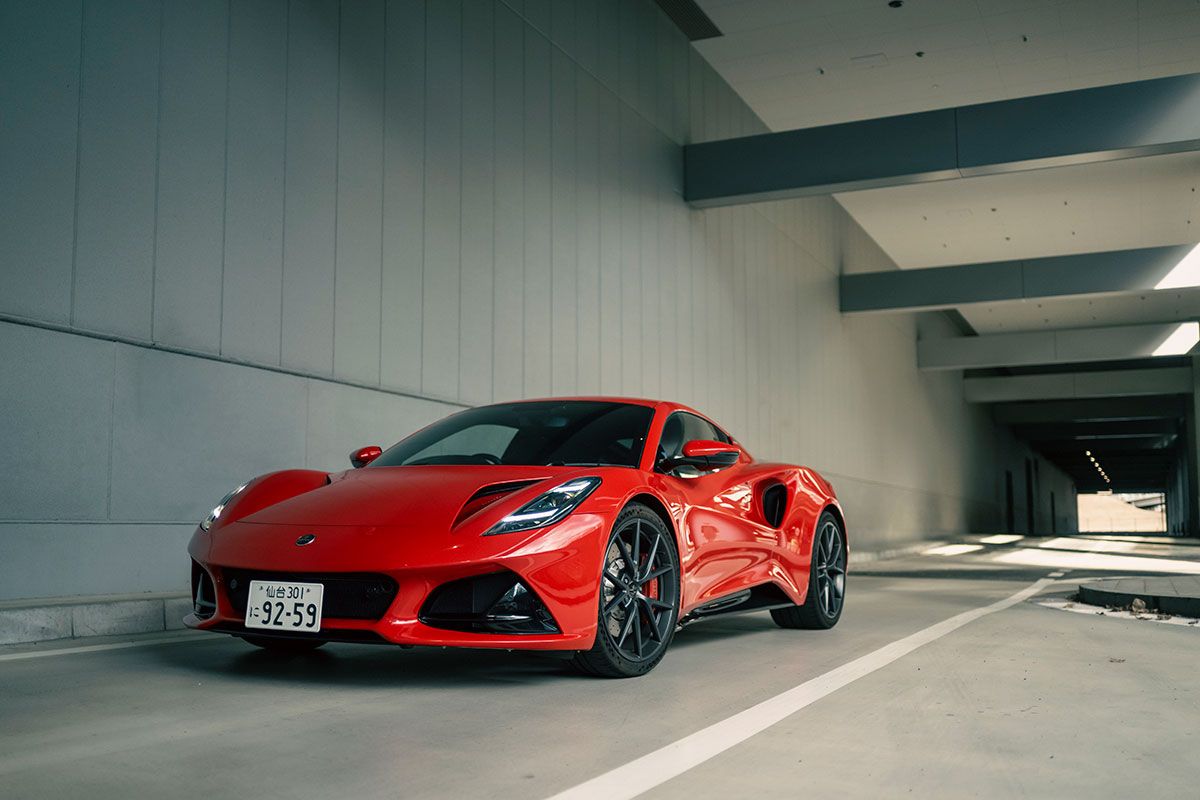 最高出力406ps、最大トルク480Nmを発生するエミーラ・ターボSE。街乗りにも適していながら、ドライバーとの一体感を重視したよりピュアな走行体験を提供する。1823万1400円。