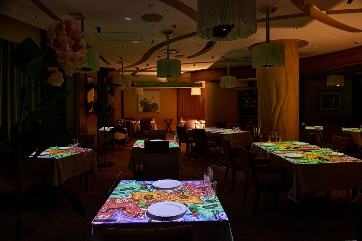 店内は個室を含め50席。テーブル全体がスクリーンとなり、不思議な空間をつくり出している。