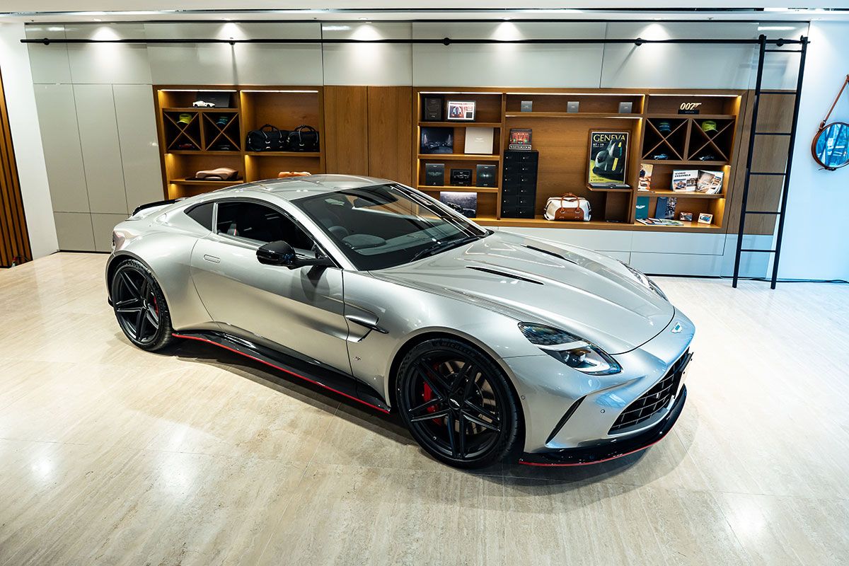 ヴァンテージSは、新設計のリアリップスポイラーやボンネットのエアダクト、手作業で仕上げられる赤いピンストライプが、控えめながら意志の強いスポーツカーらしい表情を手にした。