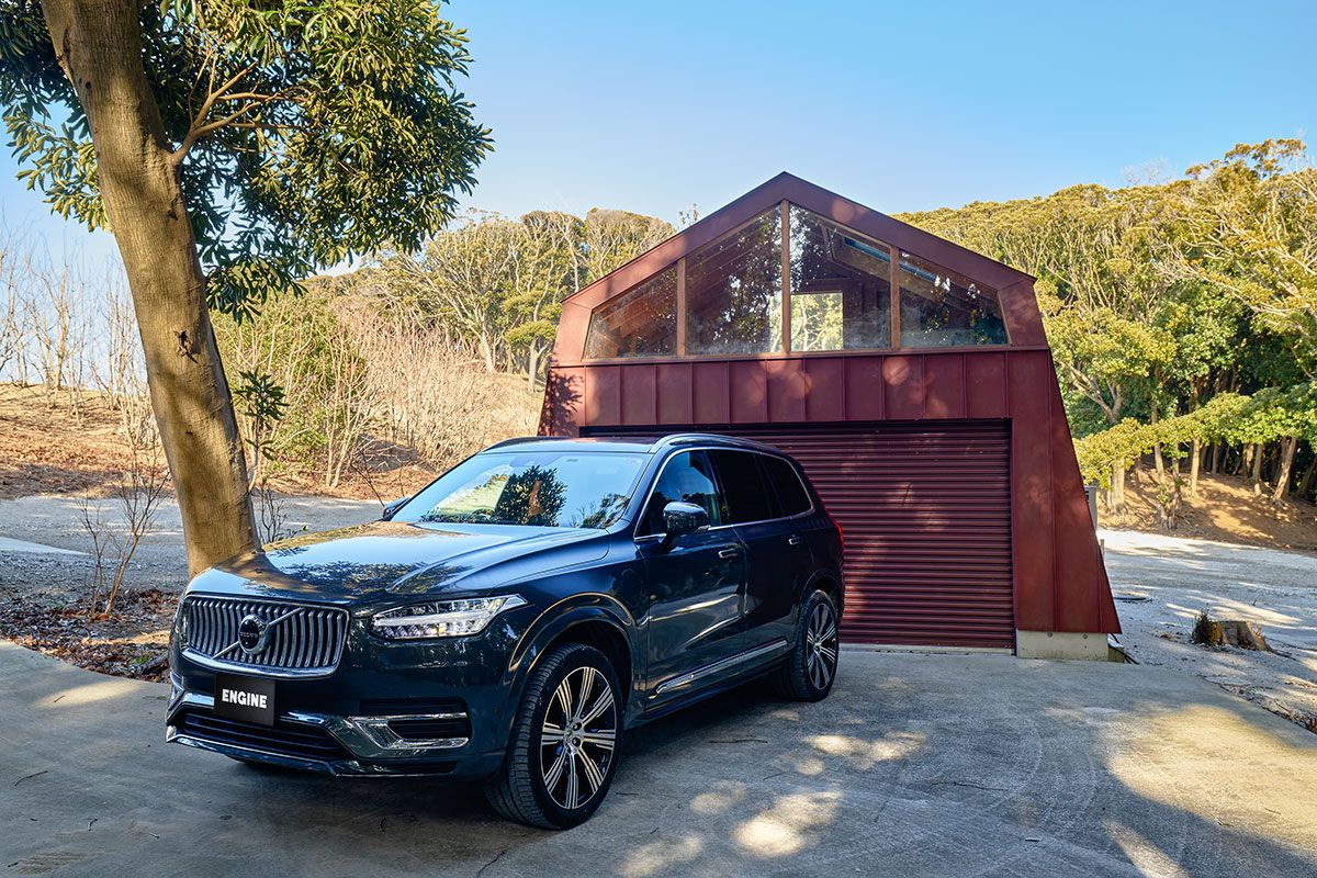 KさんのボルボXC90。赤い小屋には軽四駆が納まる。その後方は、テント泊のキャンプ地になる予定。