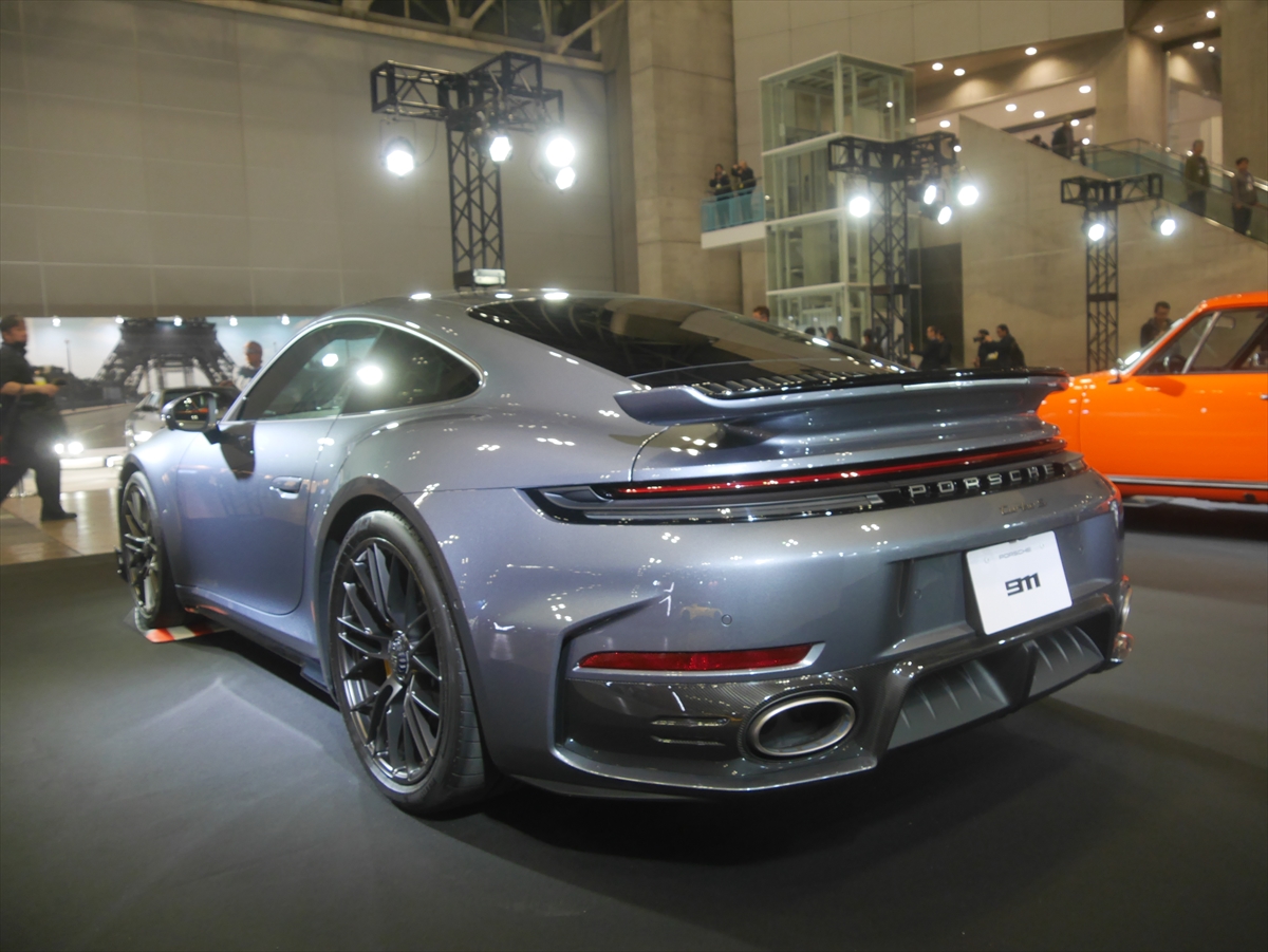 ハイブリッドになった新型ポルシェ911ターボSが日本初公開【オート