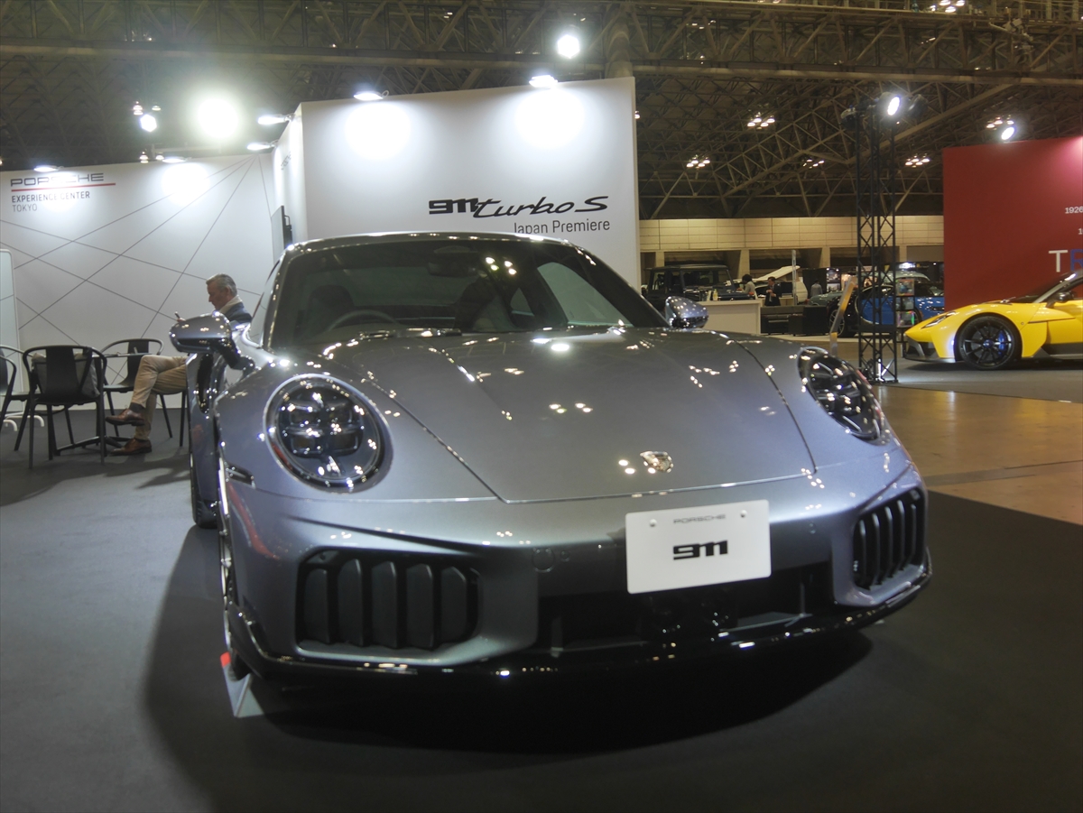 ハイブリッドになった新型ポルシェ911ターボSが日本初公開【オート