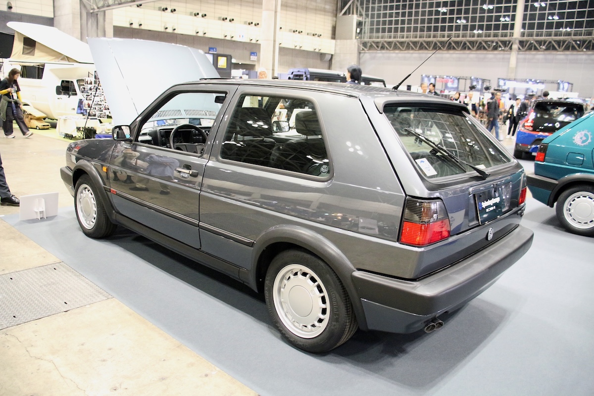 30年以上前の2台の「フォルクスワーゲン・ゴルフII GTI」が800万円と