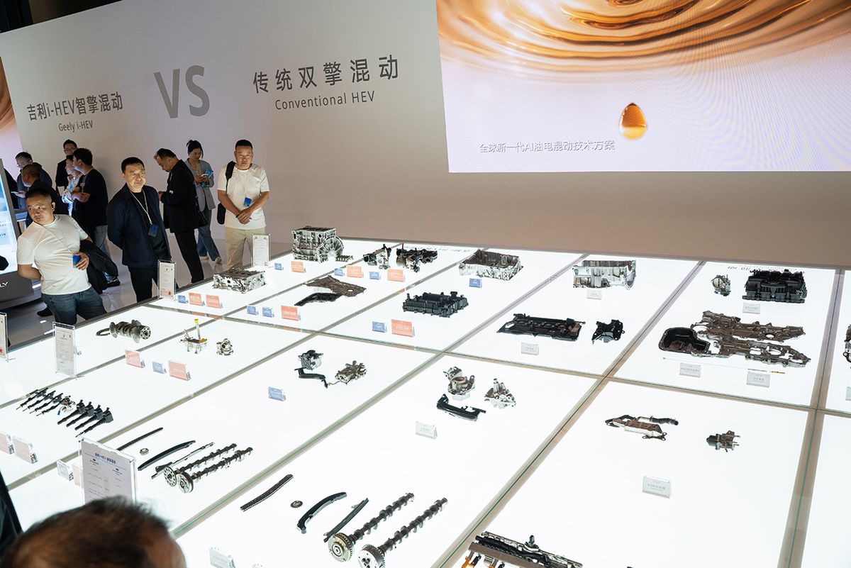 トヨタのハイブリッドシステム「THS」と比較する形で分解展示が行われた