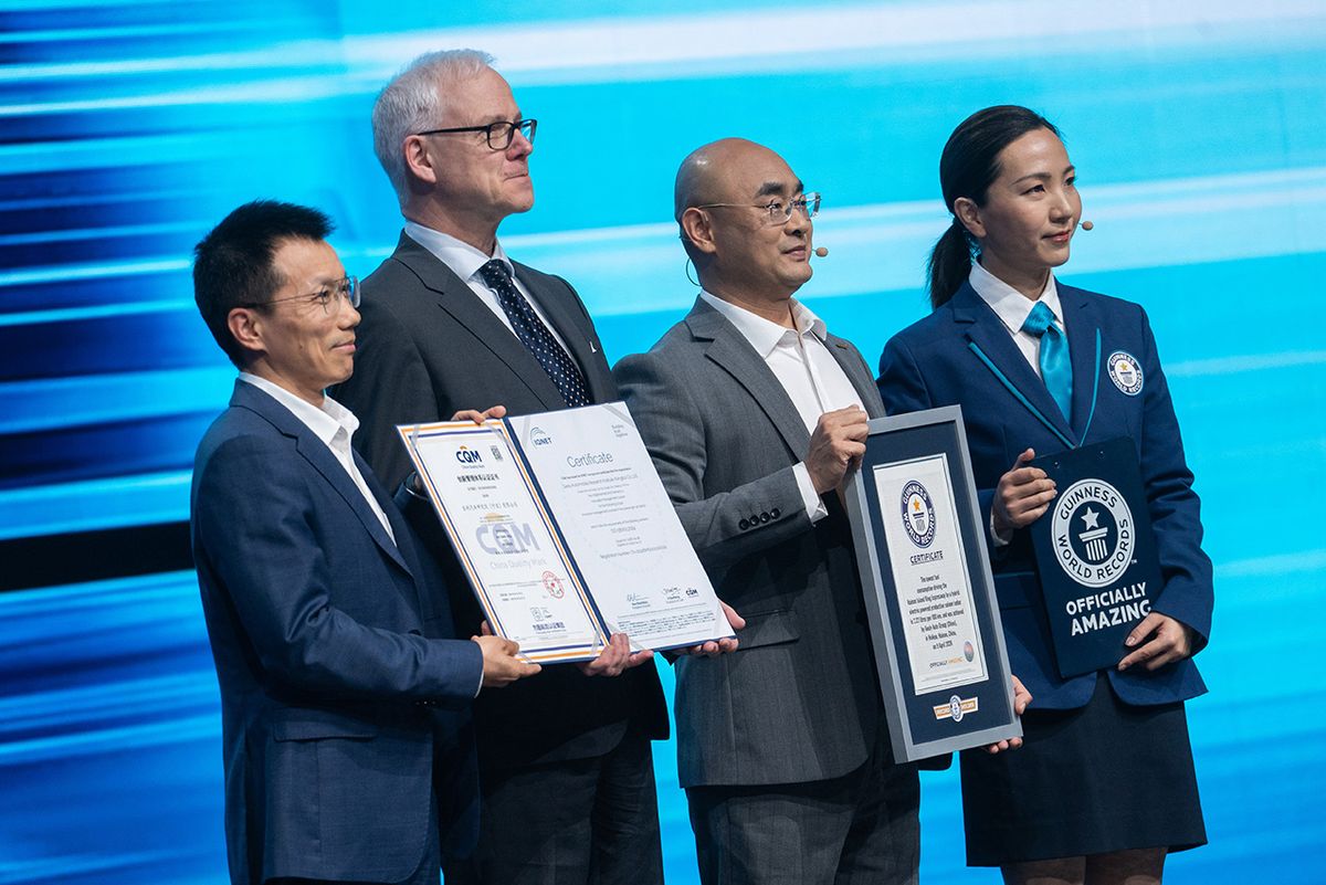 ギネス世界記録の認定員による燃費記録の認定式