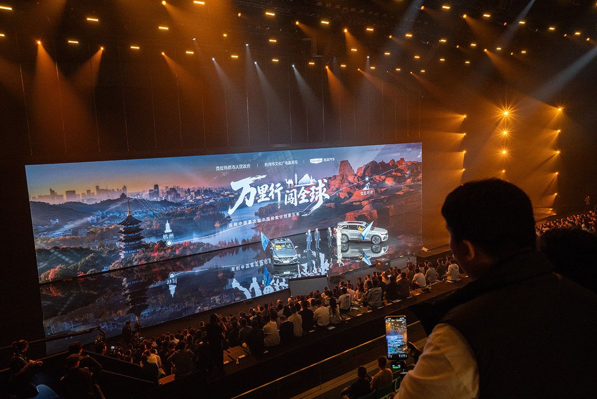 発表にはメディアや販売店関係者などが招待された