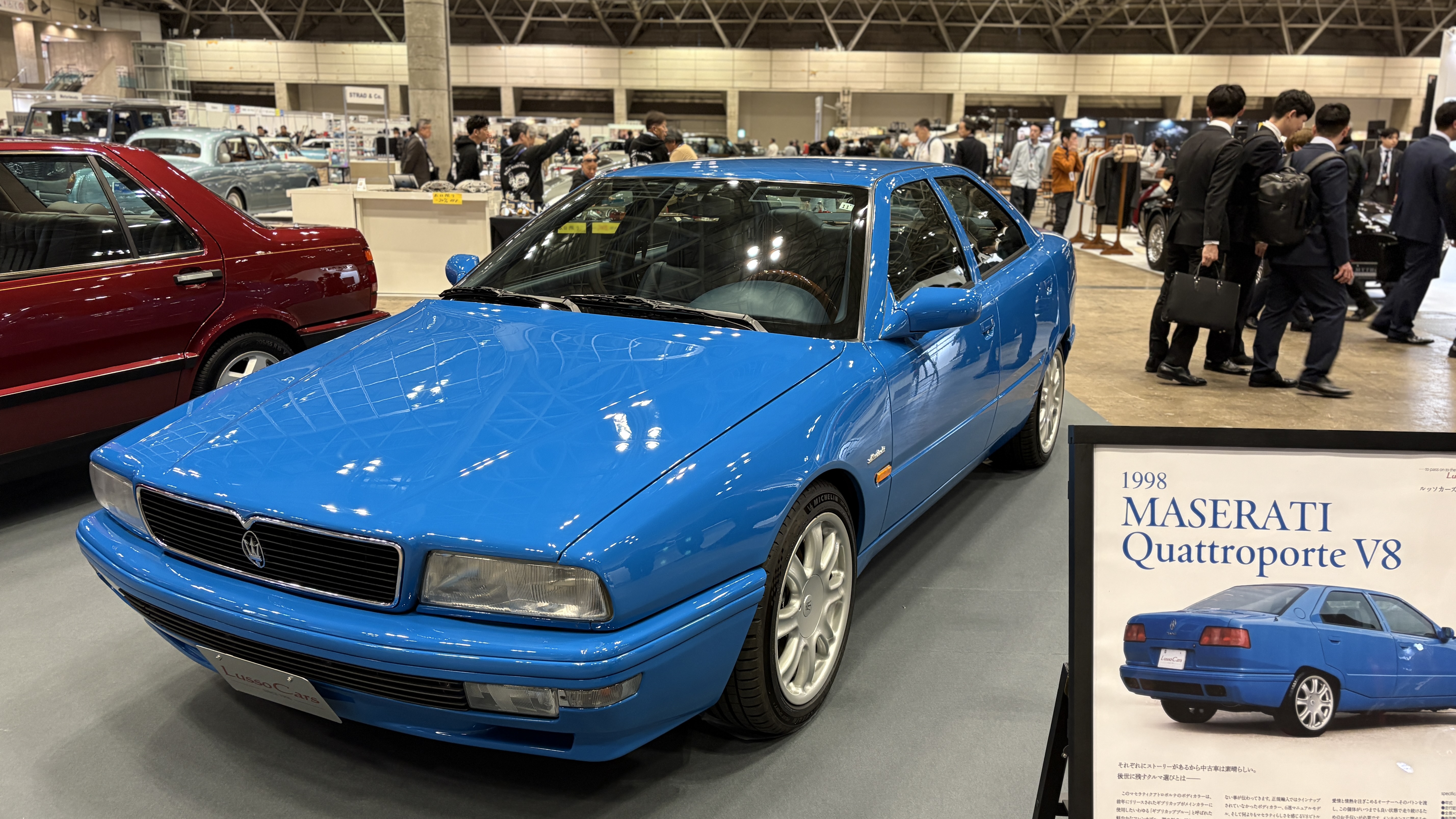 普通ではあり得ない色の「マセラティ・クアトロポルテV8」とフェラーリ