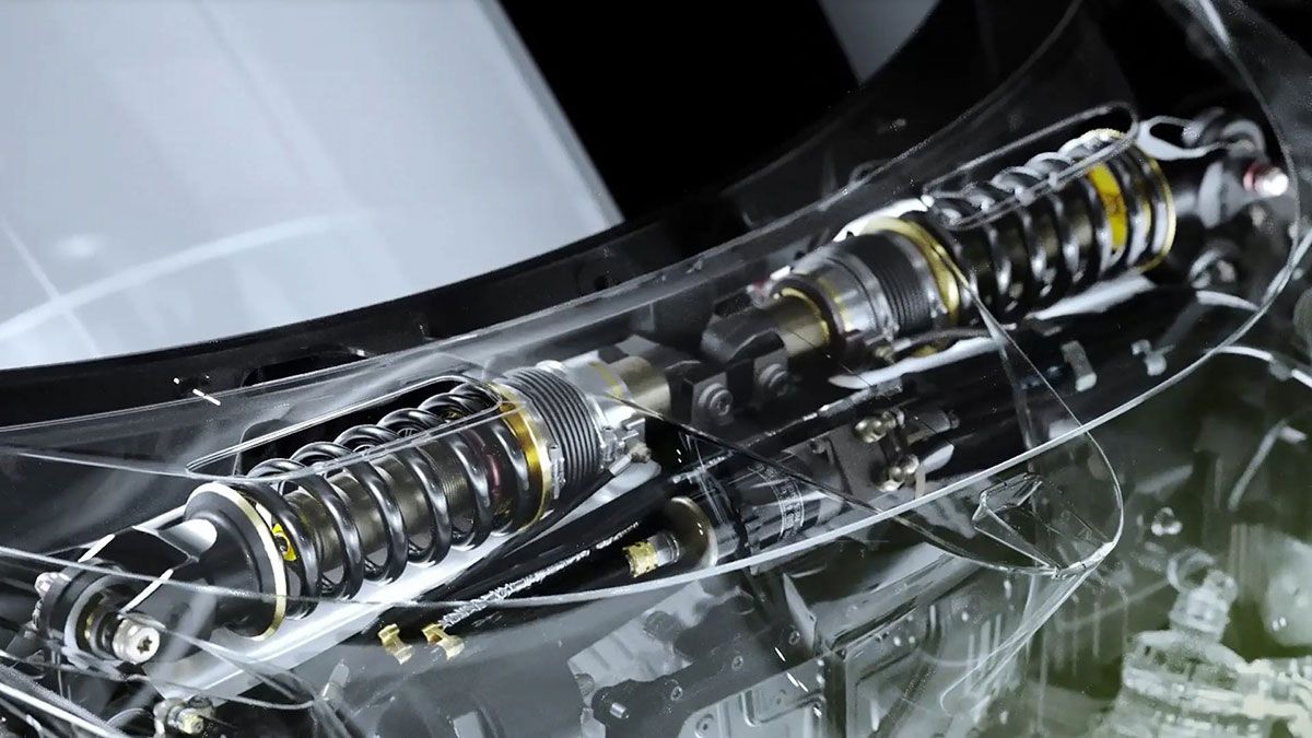 低い車高を実現するためインボードタイプのフロント・サスペンションを採用。