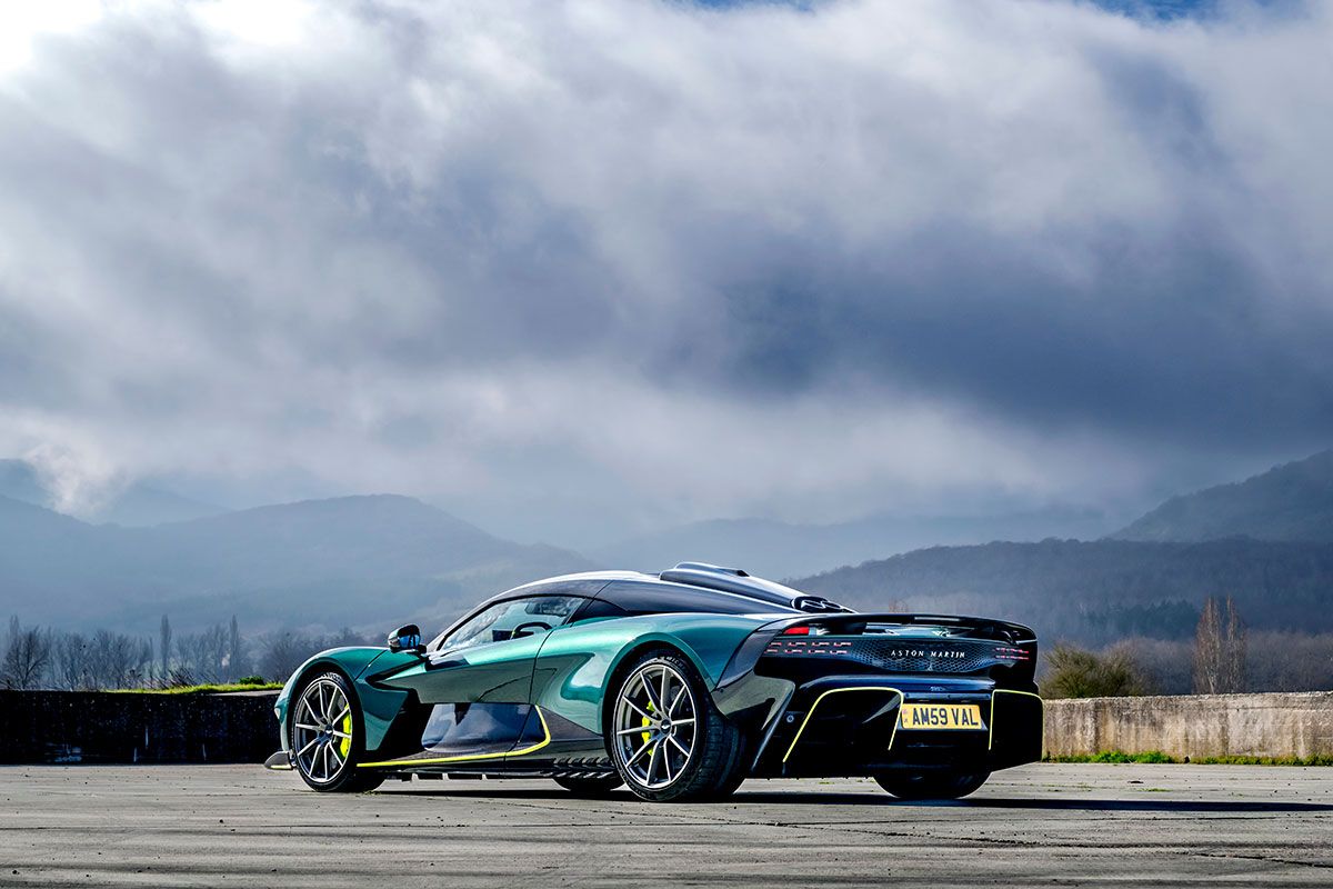 炭素樹脂のシャシーに人気色マラカイトグリーンなどの塗色をもつ車体がスポーティ。