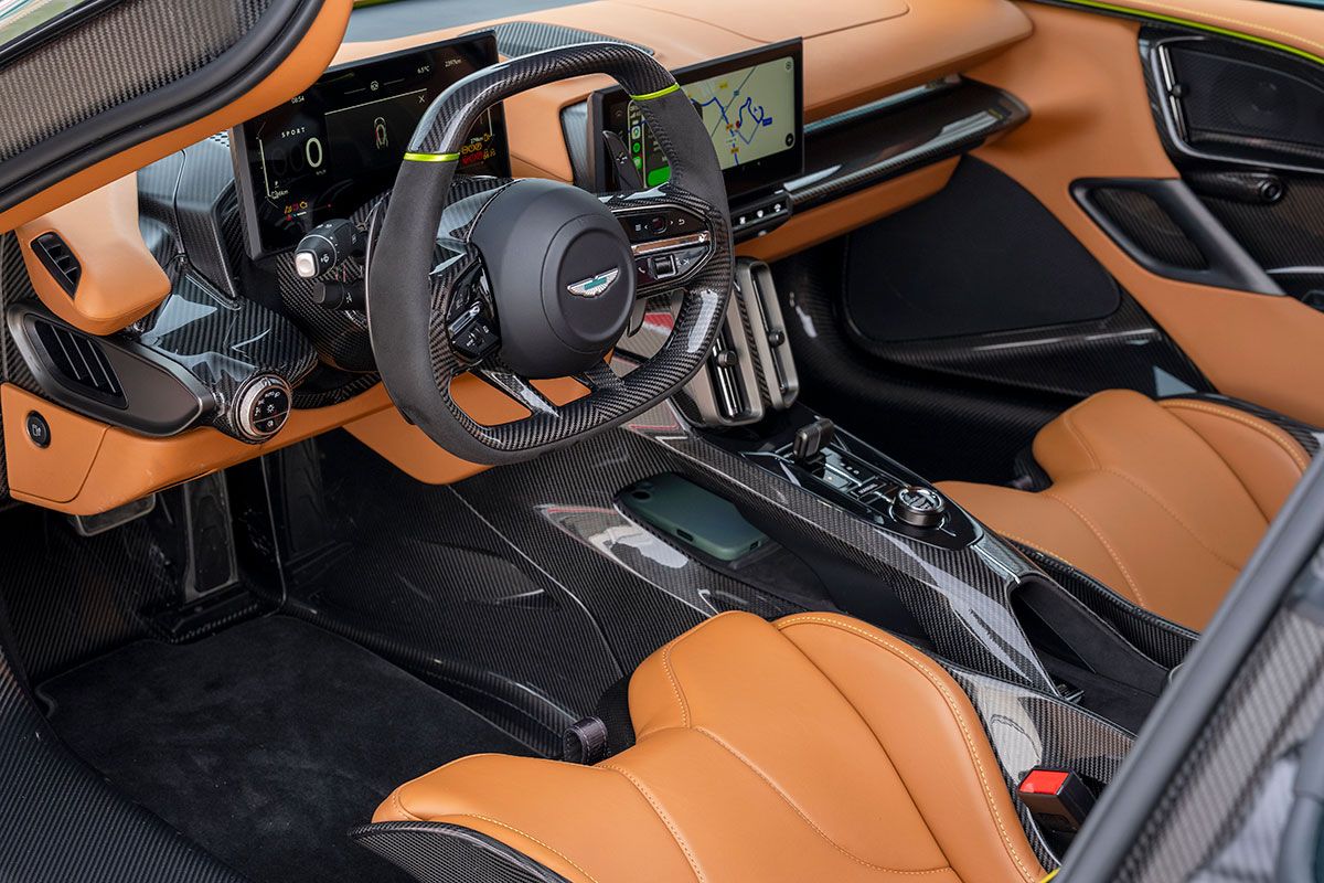 軽量化めざして極力シンプルに仕上げた内装だがタッチ式モニター・スクリーンやバウアース＆ウィルキンスのオーディオなど快適装備が備わる。