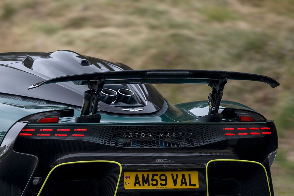 レースモードでリア・ウイングが持ち上がるとともにフロントの整流板も電子制御される。